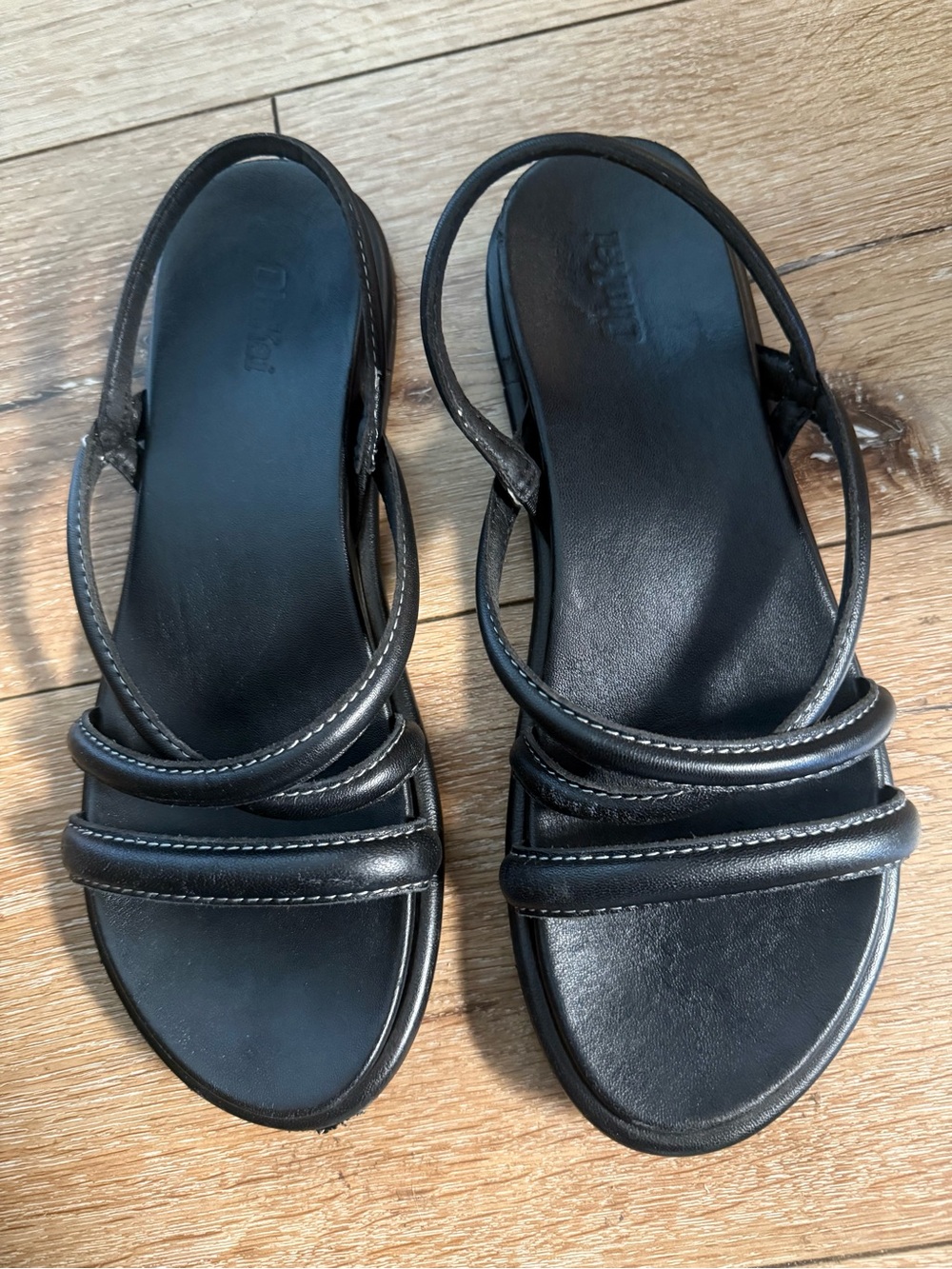 Olukai Tiare Strappy premium leather and stylish design, all-day comfort size 39